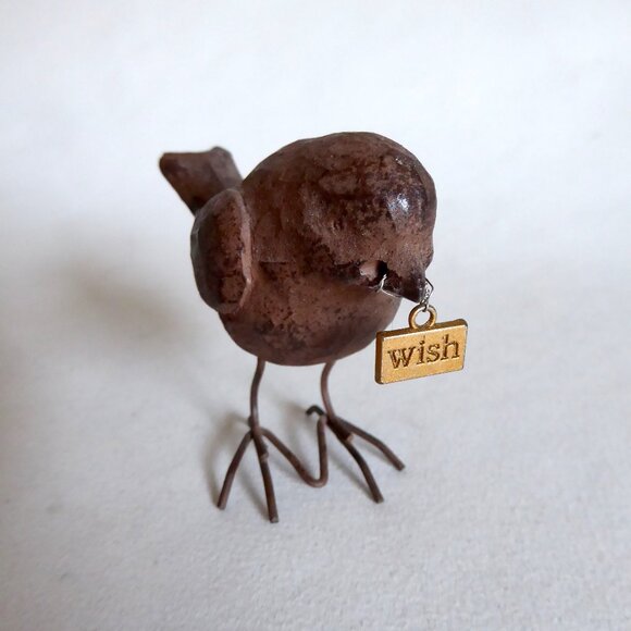 NEW 2.5” CREATIVE CO-OP BROWN RESIN BIRD SPARROW HOLDING GOLD WISH TAG - Picture 1 of 8